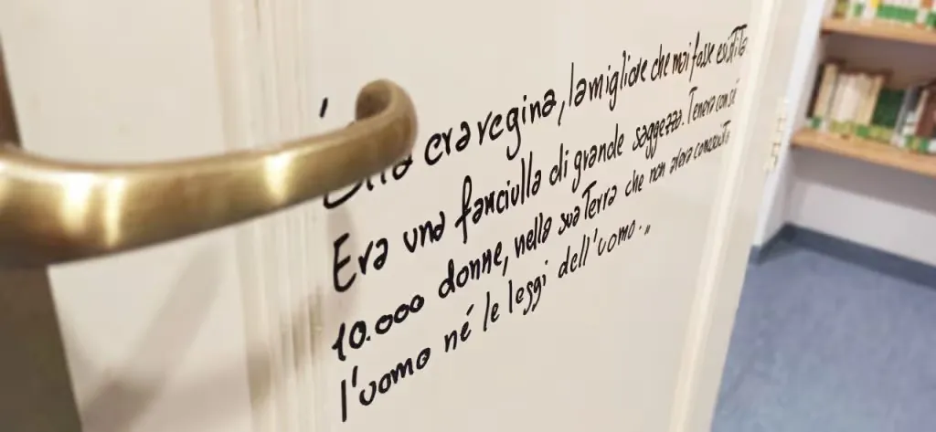 Handle side of Pamela Mattana's door with handwritten Italian passages from women's literature